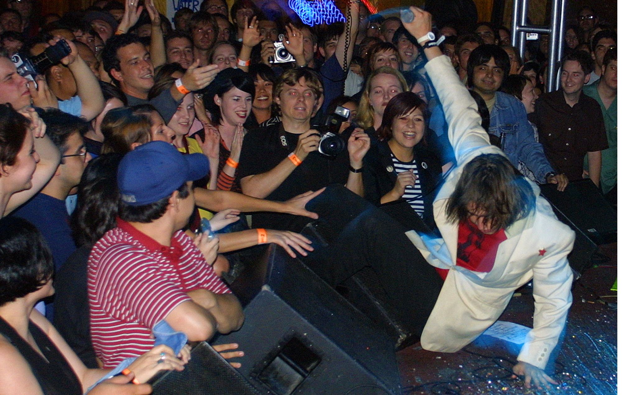 Julian Casablanca of The Strokes at the Troubadour in Hollywood in 2002 (Photo by Gina Ferazzi/Los Angeles Times via Getty Images)
