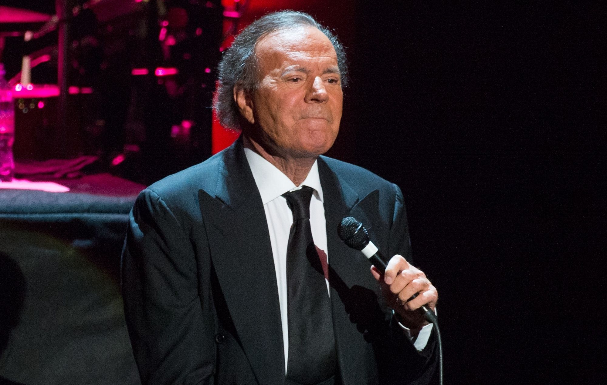 Julio Iglesias performs live