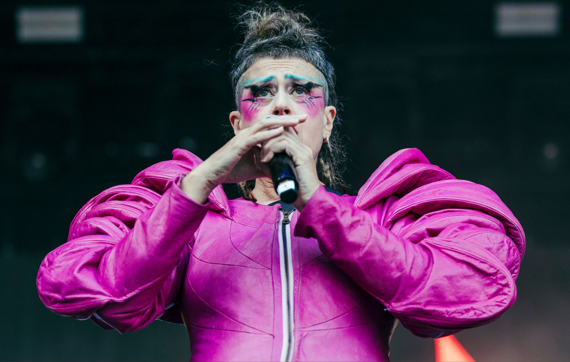 Peaches performs live