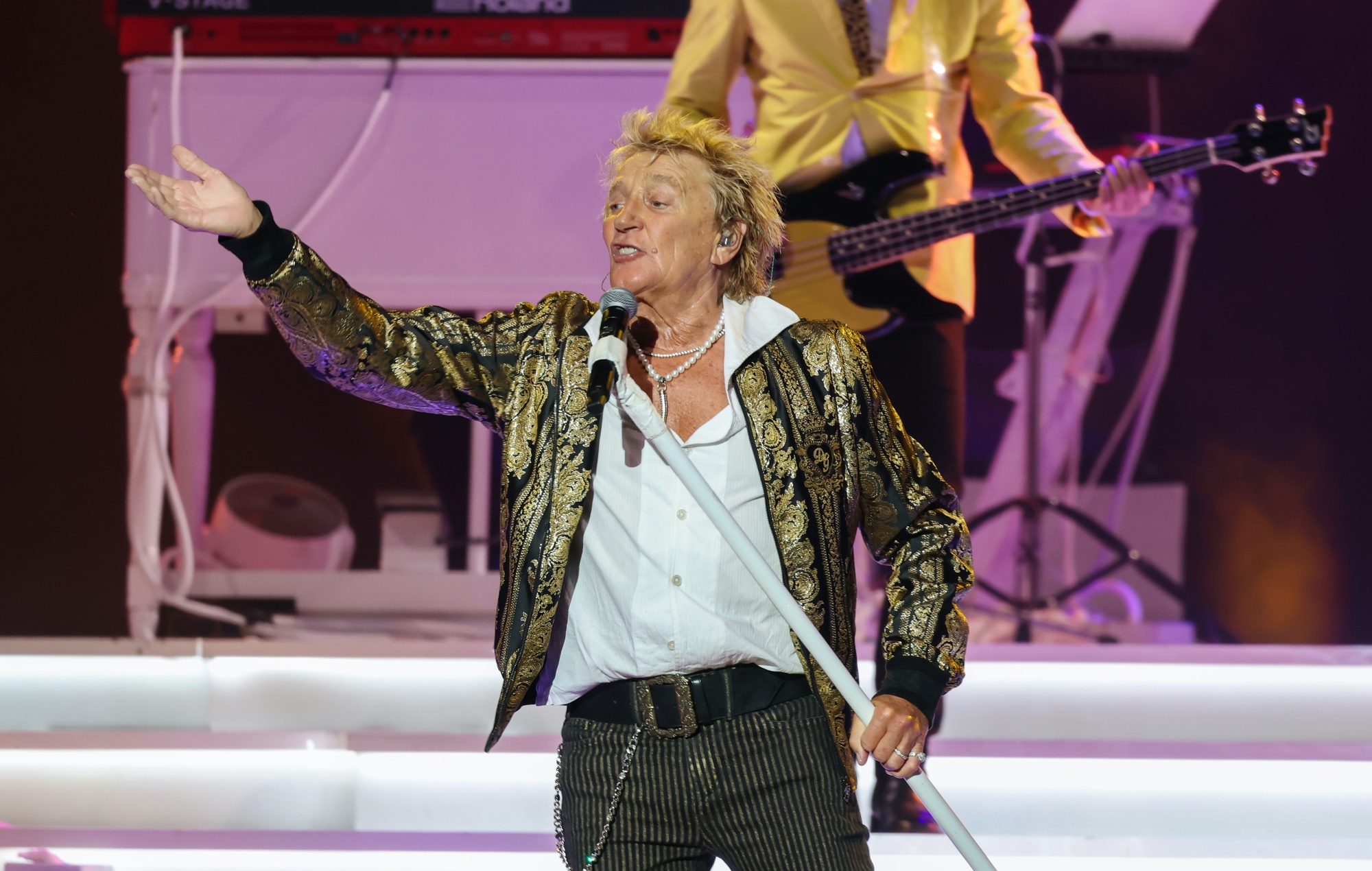 Rod Stewart performing live on stage, photo by Kevin Mazur/Getty