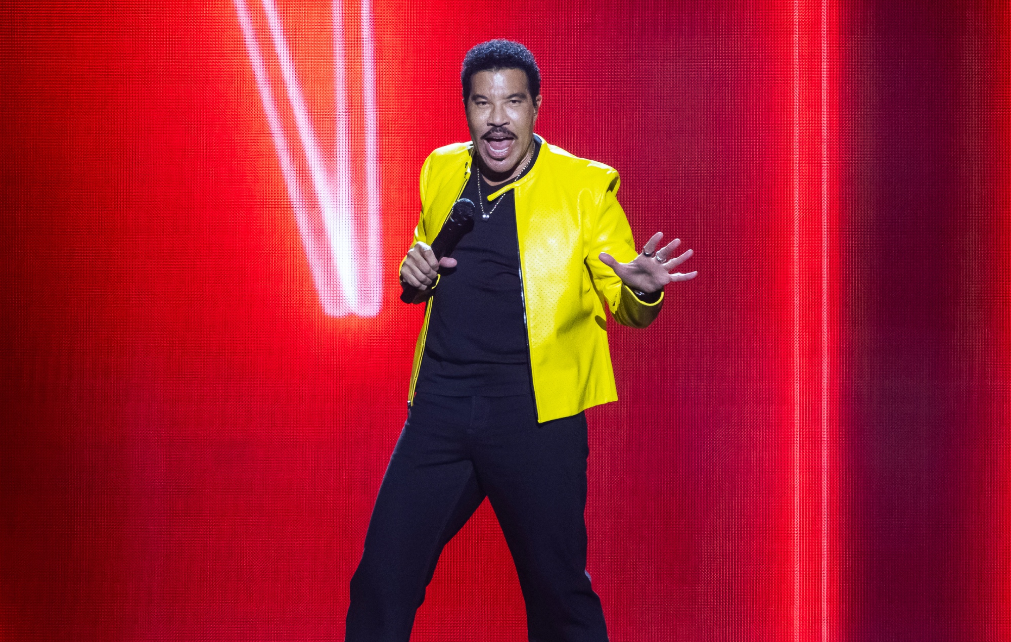Lionel Richie performing live on stage, photo by Scott Legato/Getty