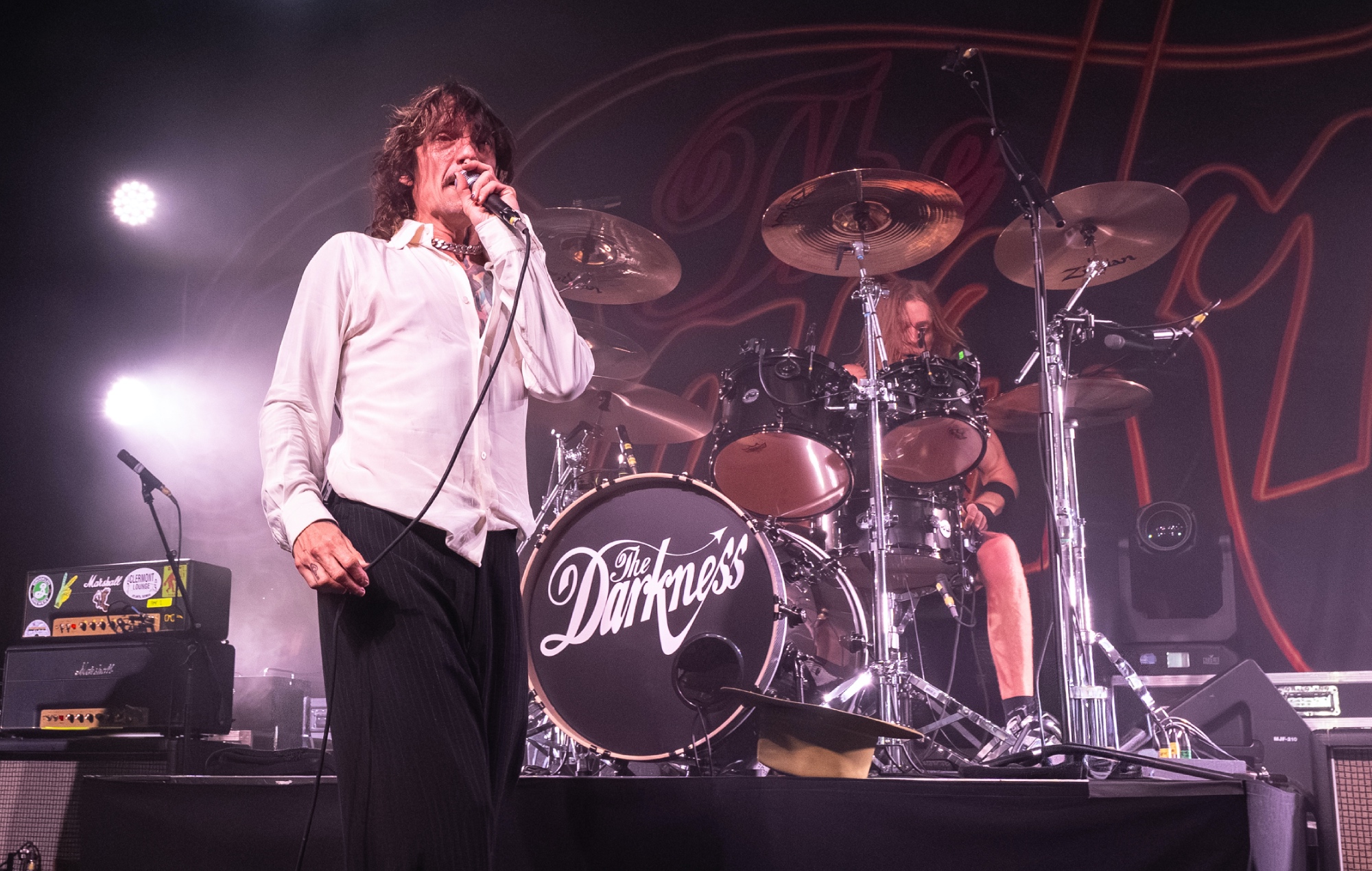 Justin Hawkins performing live on stage with The Darkness, photo by Steve Jennings/Getty