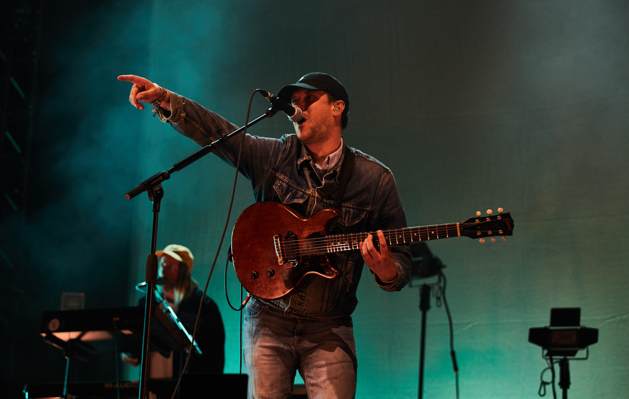 Jamie T performing at Glastonbury 2022, photo by Eva Pentel