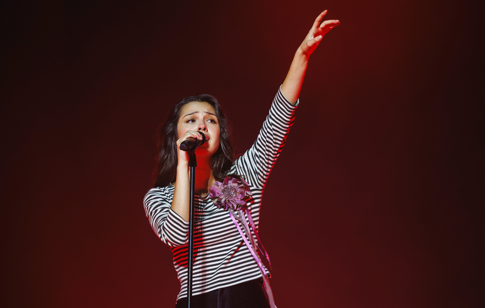 Olivia Rodrigo performing live on stage, photo by Xavi Torrent/Getty
