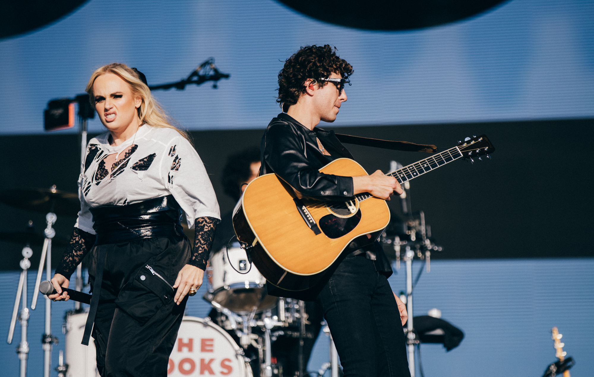The Kooks and Rebel Wilson. Credit: Derek Bremner for nME